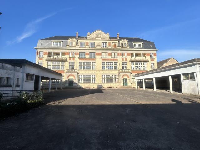 Maison 30 pièces 1 055 m²