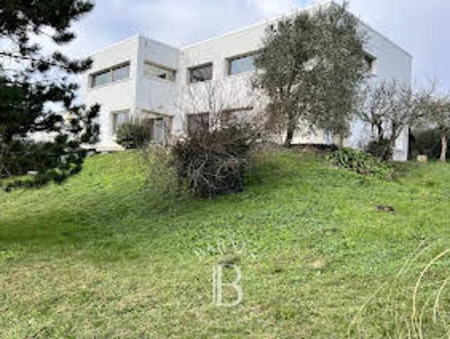 Maison en bord de mer avec jardin