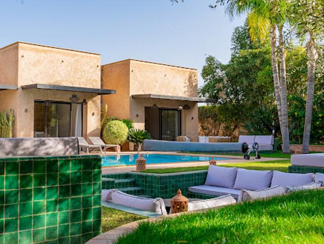 Maison contemporaine avec piscine et jardin