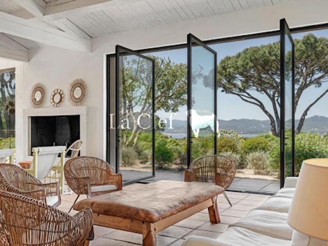 Maison contemporaine avec piscine et terrasse