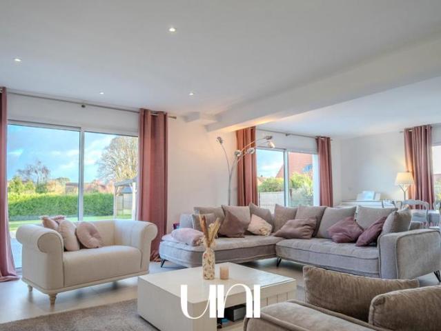 Maison 7 pièces de 325 m2 avec piscine Saint Contest