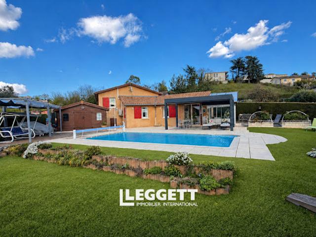 Maison contemporaine avec piscine et jardin