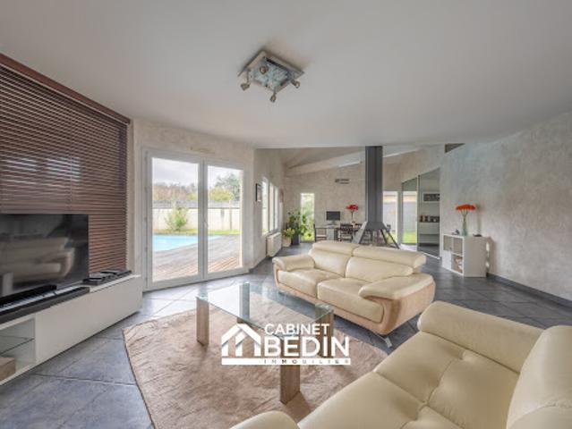 Maison contemporaine avec piscine et jardin