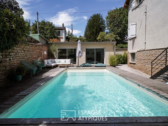 Maison contemporaine avec piscine et jardin