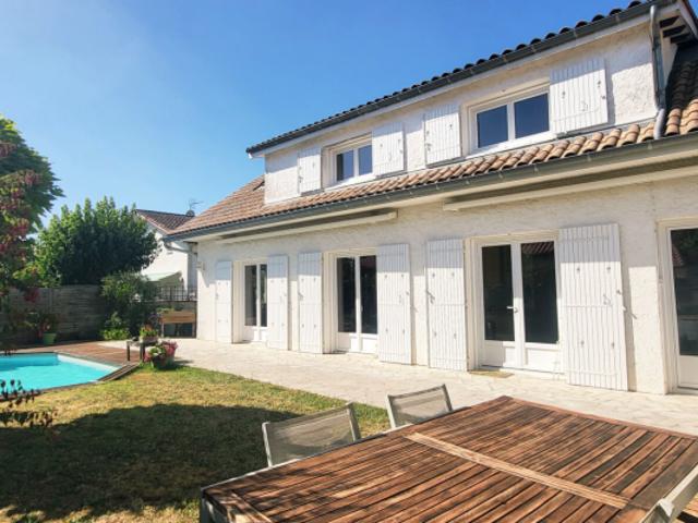 Maison 7 pièce s 174 m2 avec garage et piscine à Bordeaux 33200
