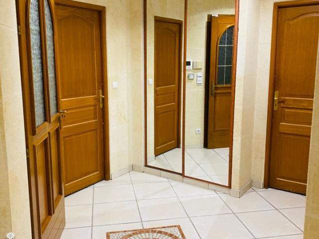 Maison 7 pièces, 180 m² à louer à Léognan 33850