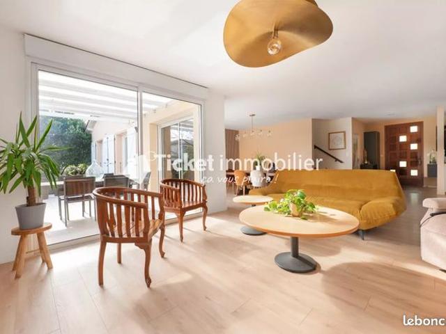 Maison 7 pièces 203 m²