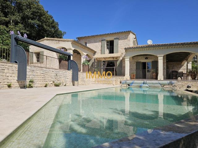 Maison 7 pièces 215 m²