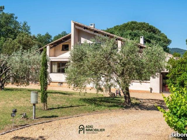 Maison 7 pièces 215 m²