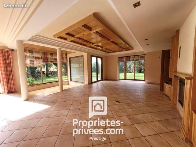 Maison 7 pièces 215 m²