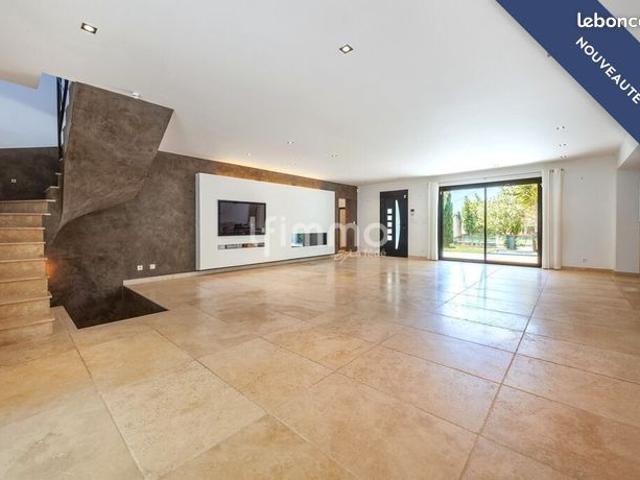Maison 7 pièces 215 m²