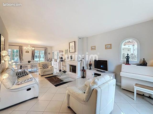 Maison 7 pièces 215 m²
