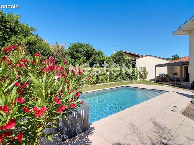 Maison 7 pièces 215 m²