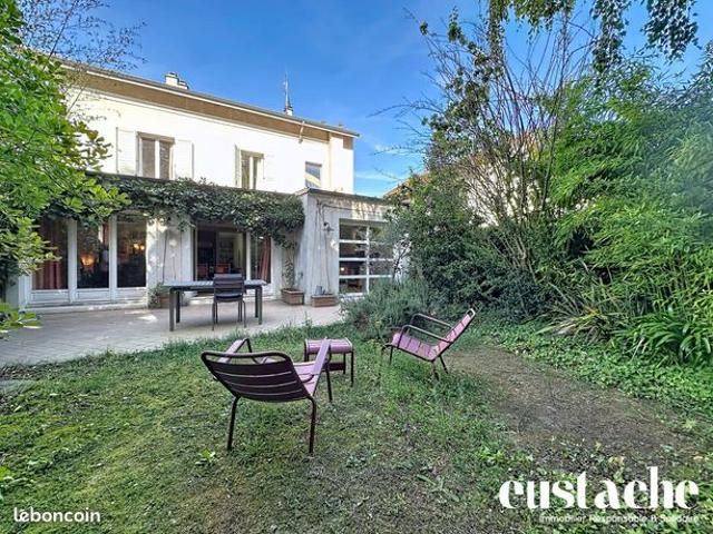 Maison 7 pièces 216 m²