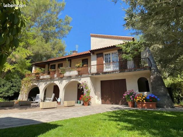 Maison 7 pièces 216 m²