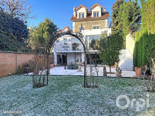 Maison 7 pièces 217 m²