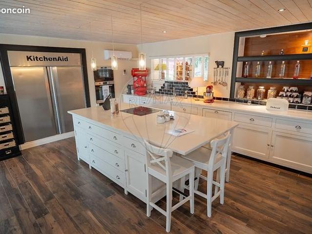 Maison 7 pièces 217 m²