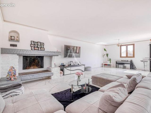 Maison 7 pièces 217 m²