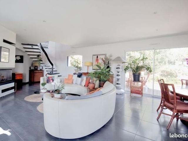 Maison 7 pièces 217 m²