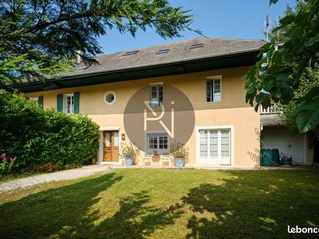 Maison 7 pièces 217 m²