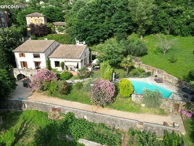 Maison 7 pièces 217 m²