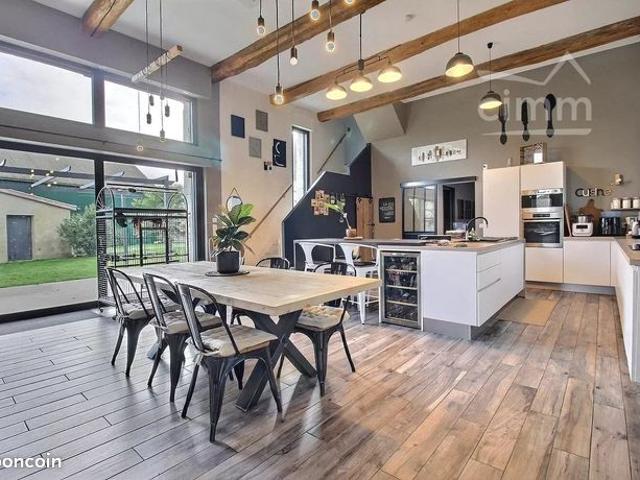 Maison 7 pièces 210 m²