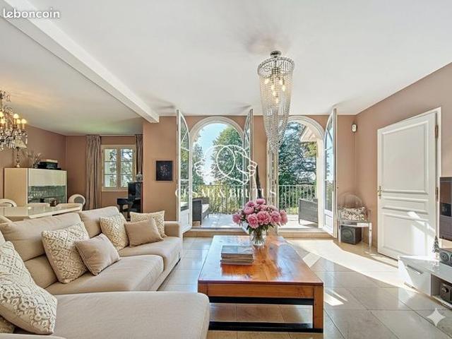 Maison 7 pièces 210 m²