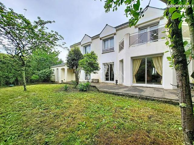 Maison 7 pièces 220 m²