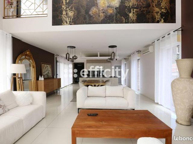 Maison 7 pièces 220 m²