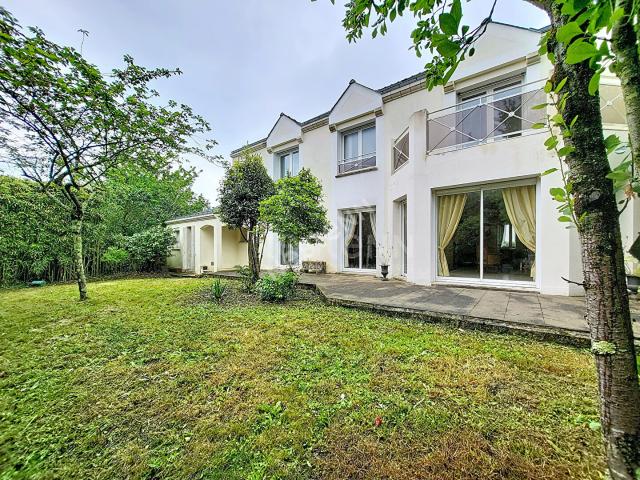 Maison 7 pièces 220 m²