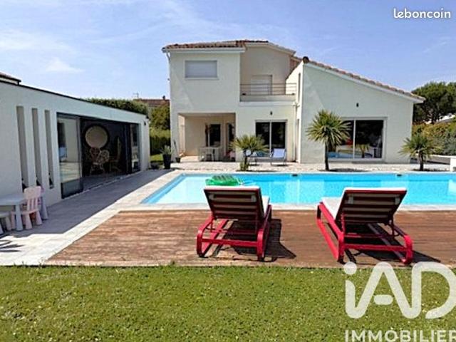 Maison 7 pièces 220 m²