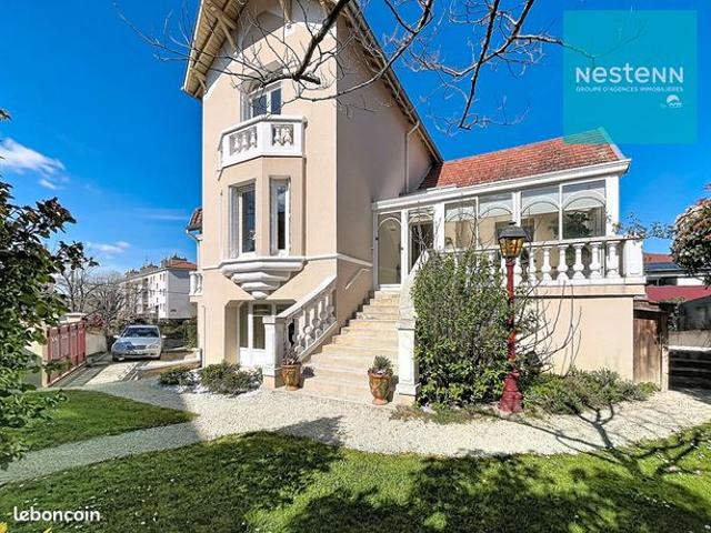 Maison 7 pièces 220 m²