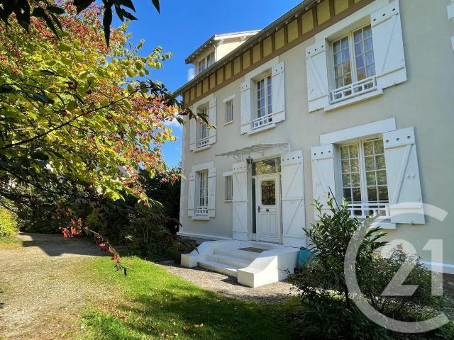 Maison 7 pièces 221 m²