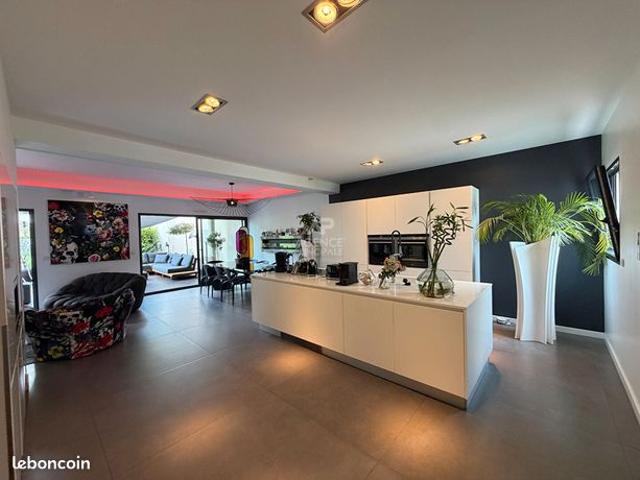 Maison 7 pièces 221 m²