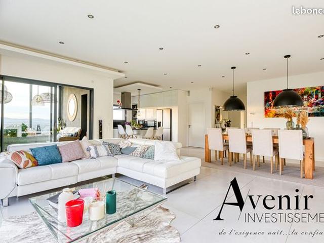 Maison 7 pièces 235 m²