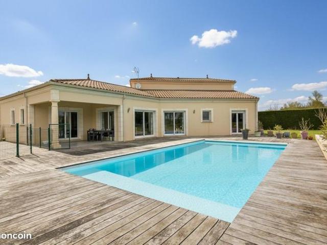 Maison 7 pièces 235 m²