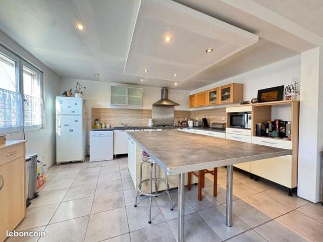 Maison 7 pièces 235 m²