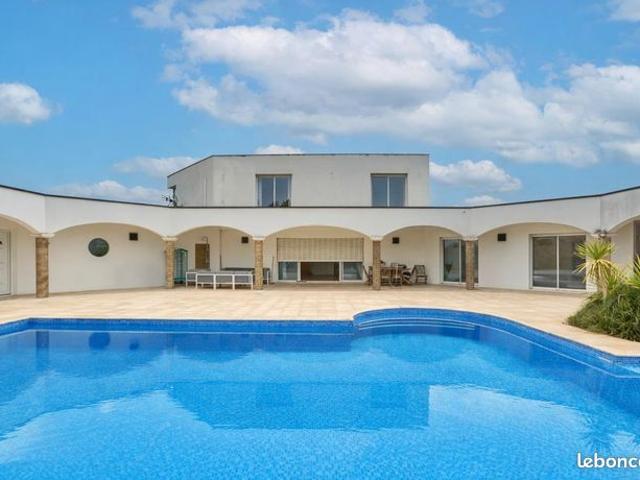 Maison 7 pièces 235 m²