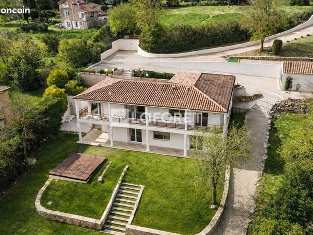 Maison 7 pièces 235 m²