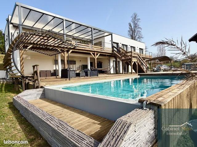 Maison 7 pièces 236 m²
