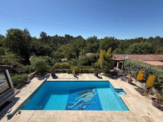 Maison 7 pièces 238m2 sur 1700m2 de terrain au calme avec piscine