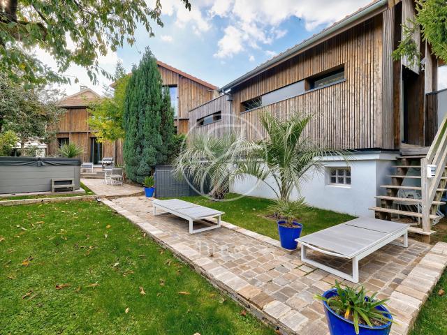Maison 6 pièces 239 m²