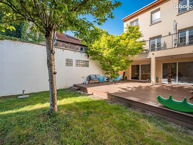 Maison 7 pièces 230 m²