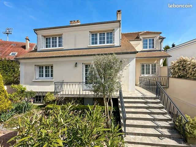 Maison 7 pièces 230 m²