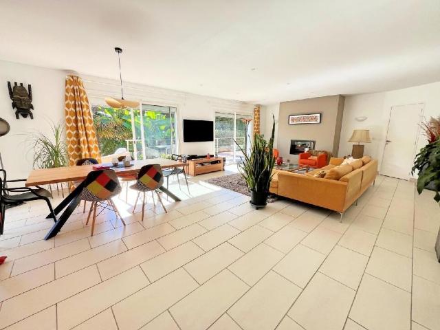 Maison 7 pièces 230 m²
