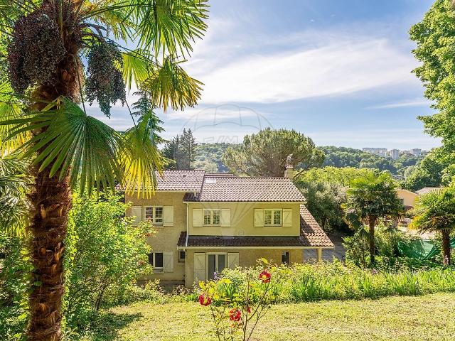 Maison 7 pièces 230 m²