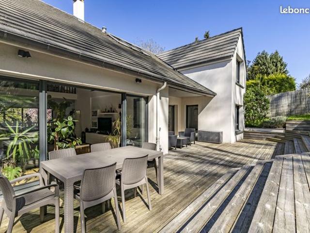 Maison 7 pièces 230 m²