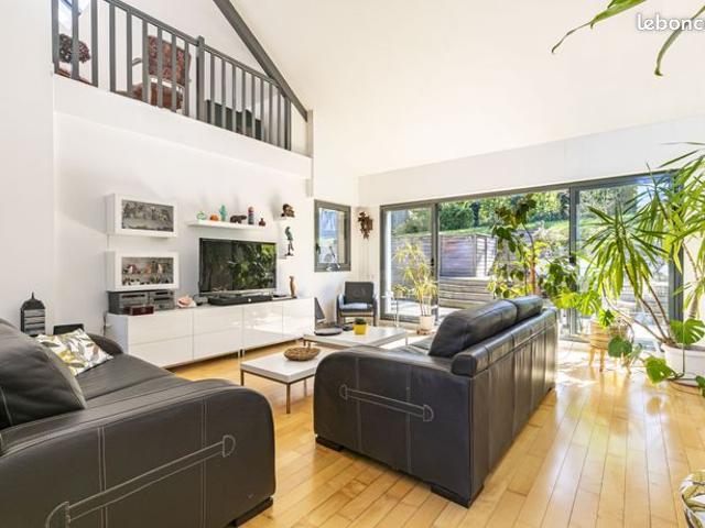Maison 7 pièces 230 m²