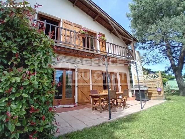 Maison 7 pièces 230 m²