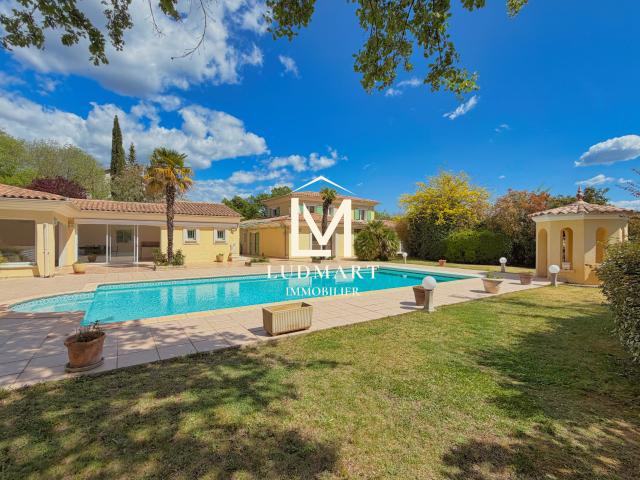 Maison 7 pièces 230 m²